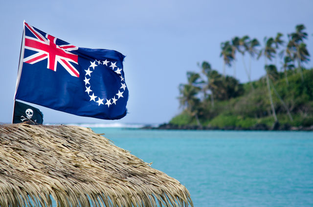 Flaggen im Wind in Muri Lagune auf Rarotonga