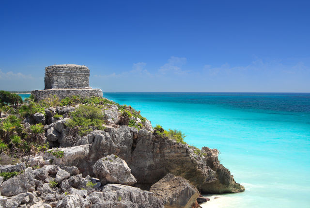 Das karibische Meer überblickend: Maya Ruinen in Tulum