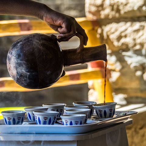 Kaffeezeremonie im Yeha Tempel in Yeha, Äthiopien