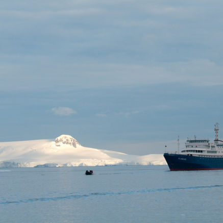 Expeditionsschiff vor der Küste, Antarktis