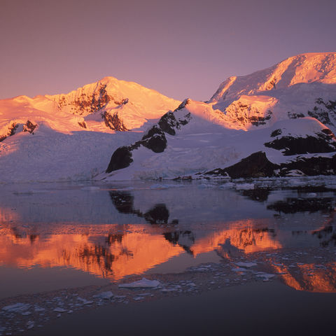 Schneebedeckte Felsen im Sonnenuntergang, Antarktis