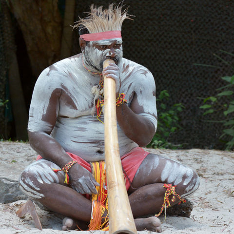 Didgeridoo spielender Aborigini, Australien