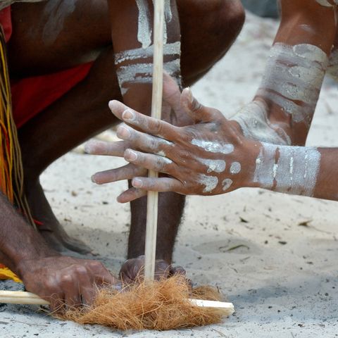 Feuer entfachen nach alter Aboriginal Tradition, Australien