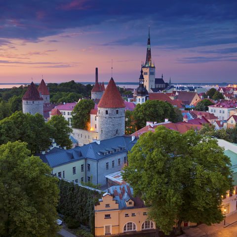 Sonnenuntergang über den Giebeldächern Tallinns, Estland, Baltikum