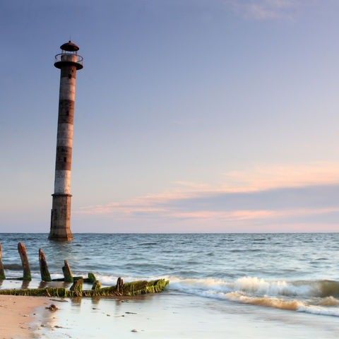 Der schiefe Leuchtturm am Strand des Vilsandi Nationalparks, Estland, Baltikum