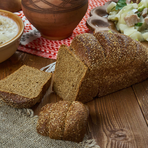 Nationalgericht der Letten: das traditionelle Brot Rupjmaize, Baltikum