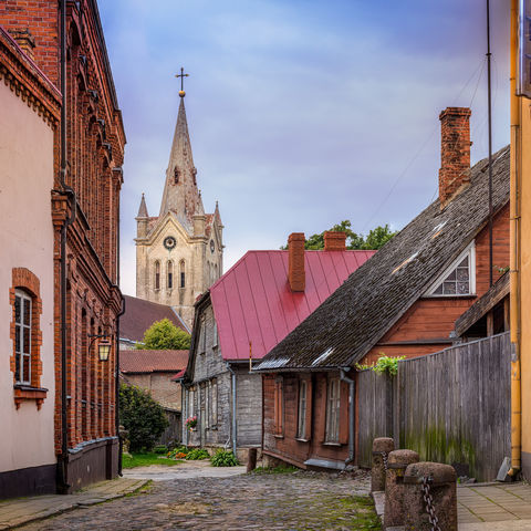 Typische Kopfsteinpflaster-Gassen in der Altstadt von Cesis, Lettland, Baltikum