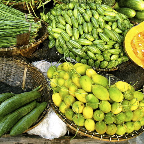 Obst und Gemüse auf einem Straßenmarkt, Bangladesch