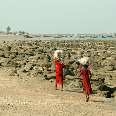 Mädchen am Strand von St. Martin, Bangladesch