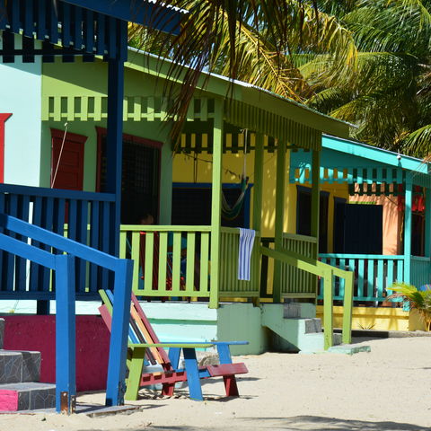 Bunte Bungalows in Placencia, Belize