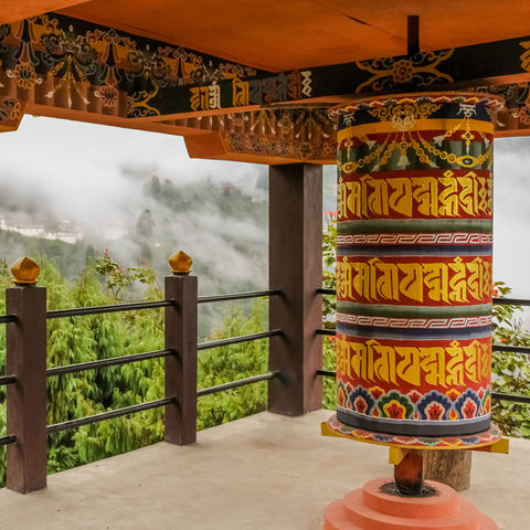 Gebetsmühle in einem Tempel, Bumthang, Bhutan