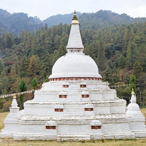 Um Dämonen und böse Geister fernzuhalten: der Chorten Kharo Casho, Chendebji, Bhutan