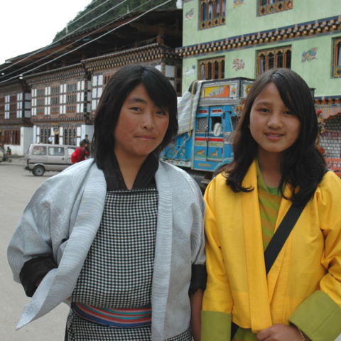 Herzlichkeit überall: Zwei freundliche Bhutanerinnen, Bhutan