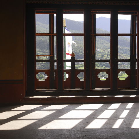 Blick vom Kloster auf die Berglandschaft, Bhutan