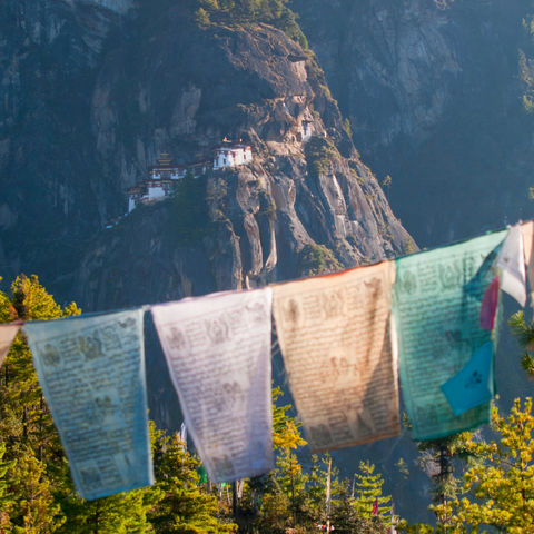 Gebetsflaggen in Paro, Bhutan