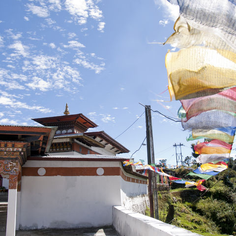 Ein Tempel mit Gebetfahnen, Bhutan