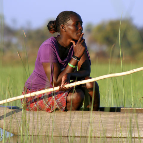 Botswanerin im traditionellen Mokoro, Botswana