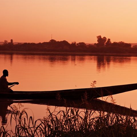 Mokoro im seichten Wasser des Okavangodeltas, Botswana