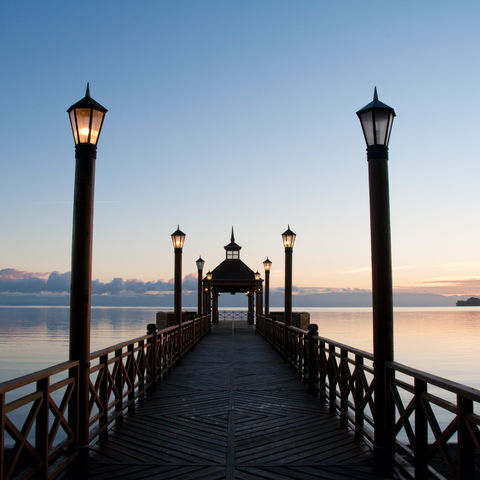 Brücke am Llanquihue-See bei Sonnenaufgang, Chile