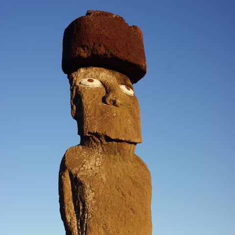 Ein Moai mit Augen und Kopfschmuck, Chile