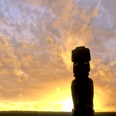 Ein Moai in der Dämmerung, Chile