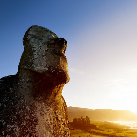 Moai mit Blick auf den Ozean, Chile