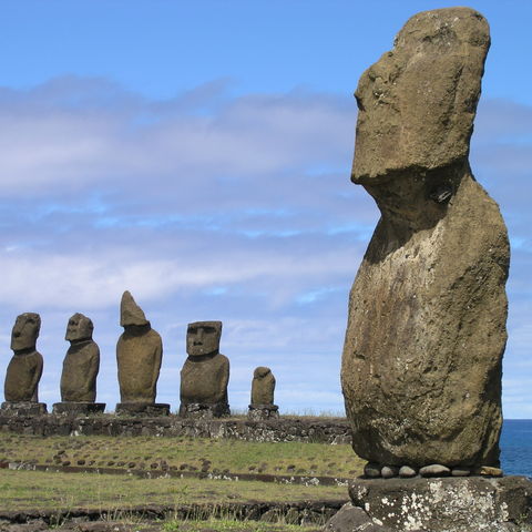 Moai-Statuen auf ihren Altaren, Chile