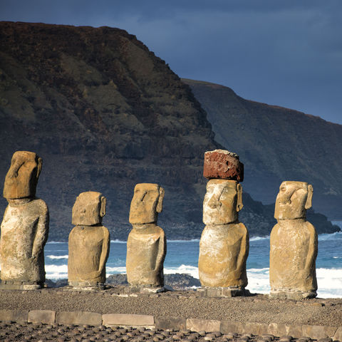 Steinstatuen mit Blick auf den Südpazifik, Chile