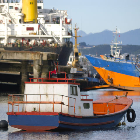 Ein Fischerboot im Hafen von Puerto Montt, Chile