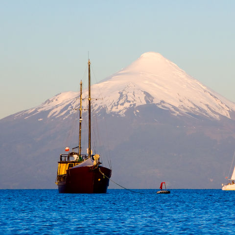 Sonnenuntergang mit Blick auf den Vulkan Osorno, Chile