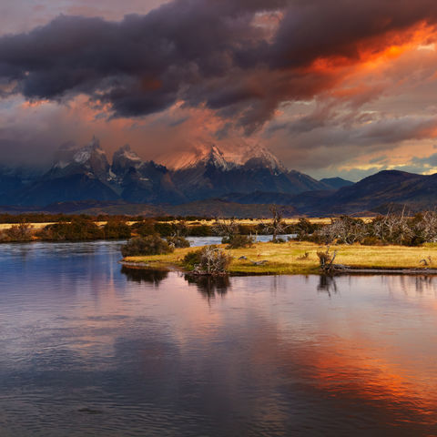 Sonnenaufgang im Torres del Paine Nationalpark, Chile