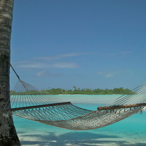 Hängemate am Strand von Aitutaki, Cook Inseln