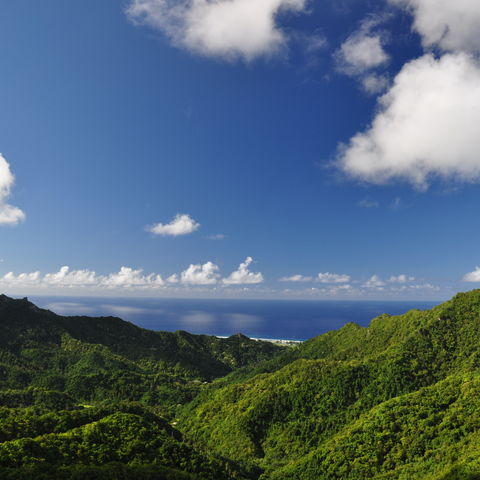 Sattgrün trifft auf wildes Meer: Berge auf der Rarotonga Insel, Cook Inseln