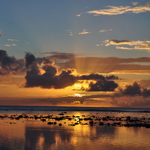 Die letzten Sonnenstrahlen des Tages über dem Meeresparadies, Rarotonga, Cook Inseln