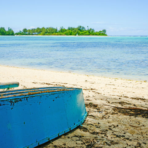 Umgekipptes Boot am Strand, Cook Inseln