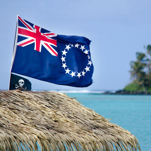 Flaggen im Wind in Muri Lagune auf Rarotonga, Cook Inseln