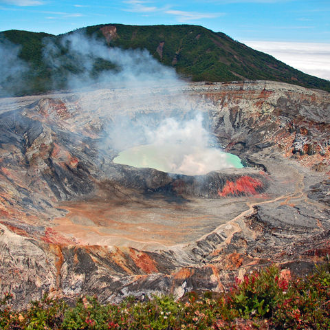 Rauchender Krater des Vulkans Poás, Costa Rica