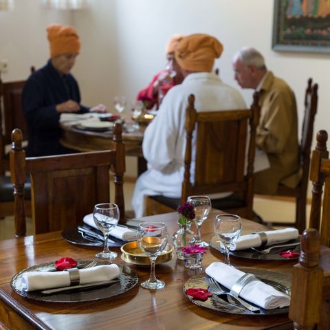 Stilvoll hergerichteter Speisesaal @NEUEWEGE, Ayurveda