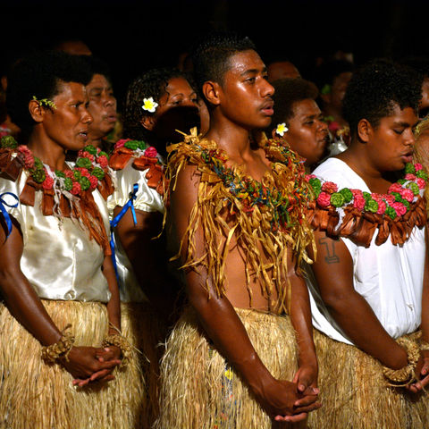 Einheimische tanzen und singen bei einem traditionellen Tanz, Fiji