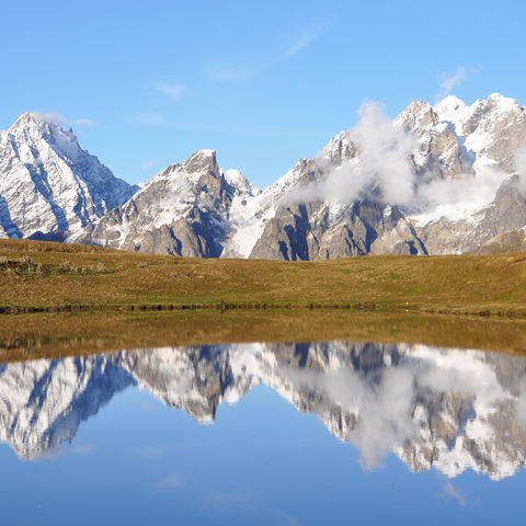 Gipfel spiegeln sich im Bergsee, Swanetien, Georgien