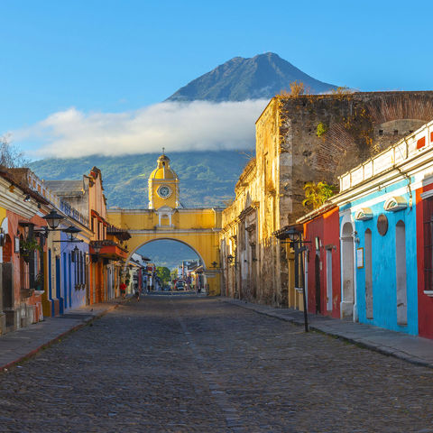 Antigua bei Sonnenaufgang mit dem Agua Vulkan im Hintergrund, Guatemala