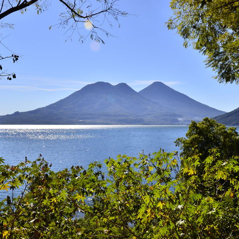 Wenn Sonnenstrahlen auf den Atitlán See treffen, entsteht Magie pur..., Guatemala