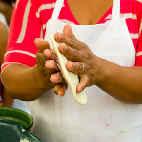 Alltägliches Marktgeschehen: Herstellung landestypischer Tortillas, Guatemala