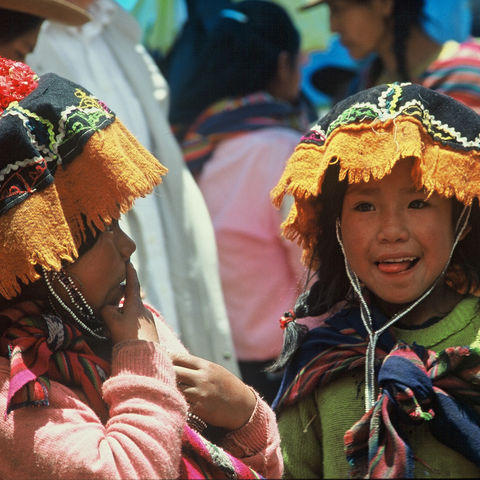 Traditionell gekleidete Kinder, Guatemala