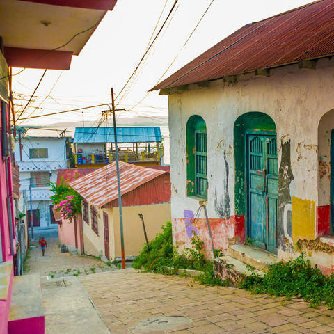 Bunte Häuslein auf der Halbinsel Flores, Petén, Guatemala