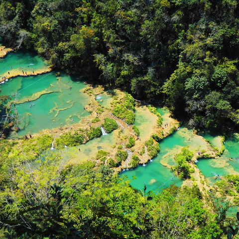 Die steile Wanderung durch den Dschungel lohnt sich: Ausblick auf Semuc Champey, Guatemala