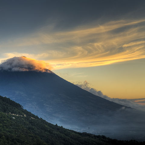 Vulkan bei Sonnenuntergang, Guatemala