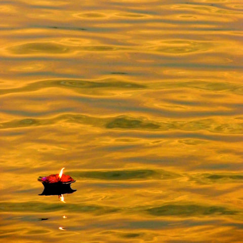 Schwimmende Kerze auf dem Ganges, Indien