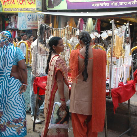 Frauen am Straßenstand, Indien