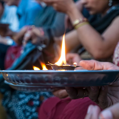 Gebetsritual in Rishikesh, Indien